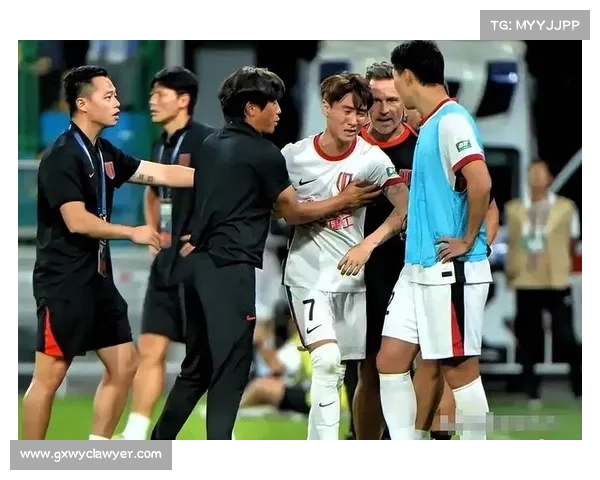 韦世豪情绪失控激烈抱怨边裁言辞激烈引发场上争议 韦世豪情绪失控激烈抱怨边裁言辞激烈引发场上争议